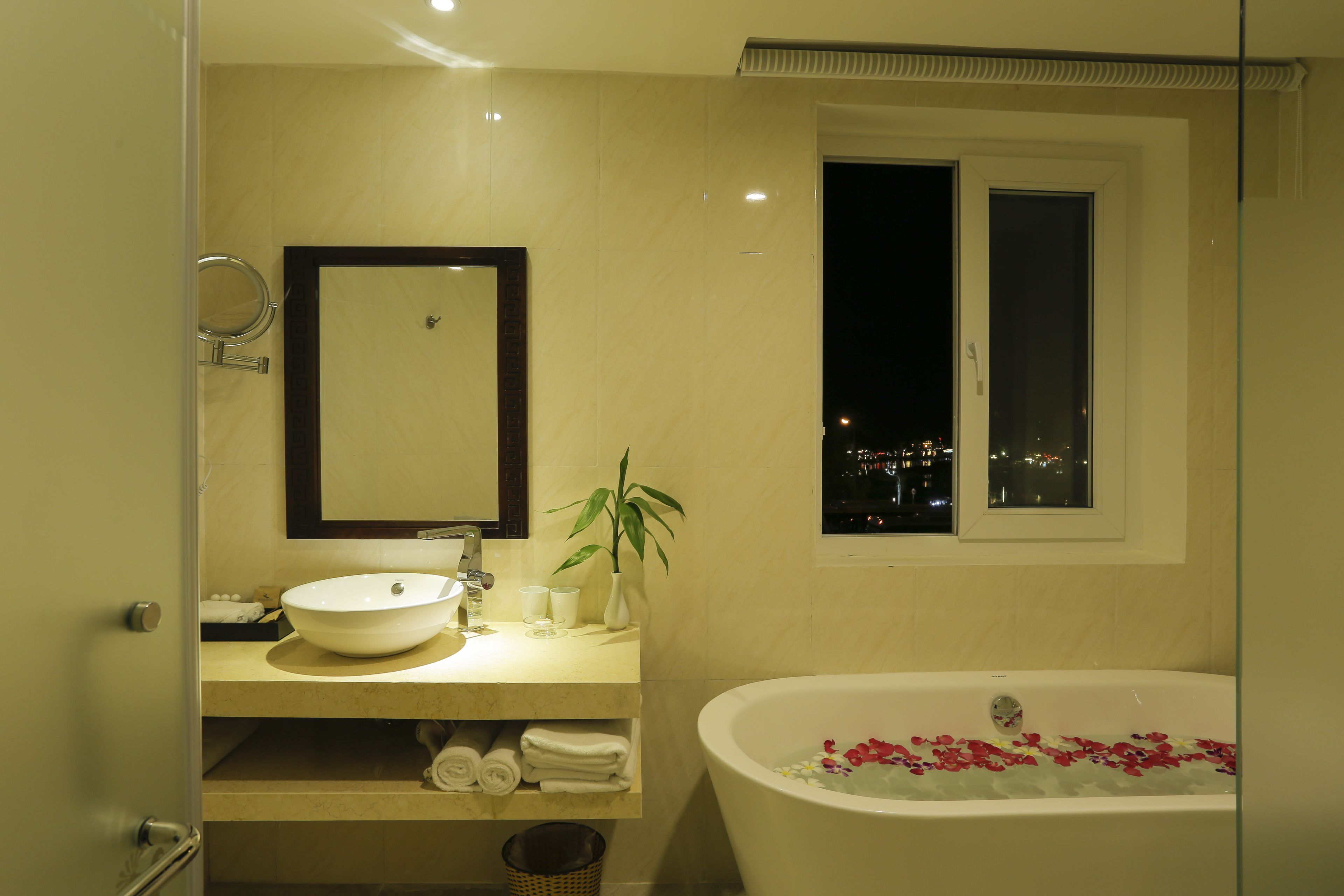 deluxe double or twin room, pool view | bathroom | free toiletries, hair dryer, bathrobes, slippers