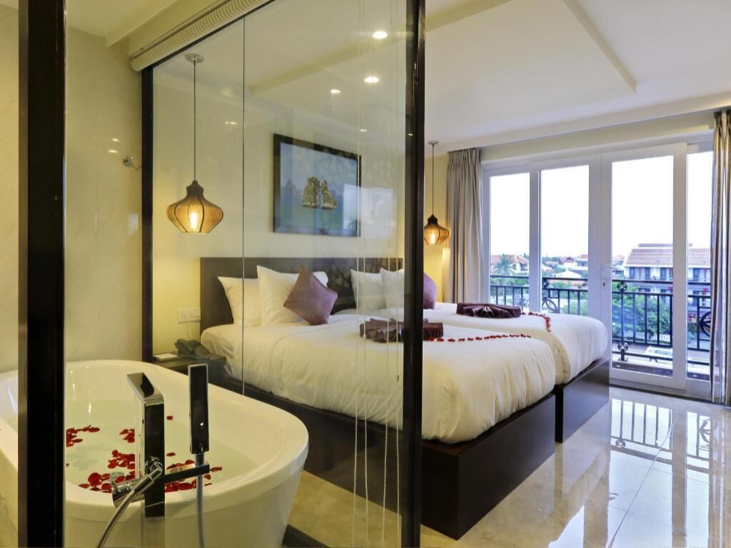 Minibar, pengeskab på værelset, skrivebord, mørklægningsgardiner