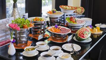 Se ofrece un desayuno bufé todos los días (por un coste adicional)