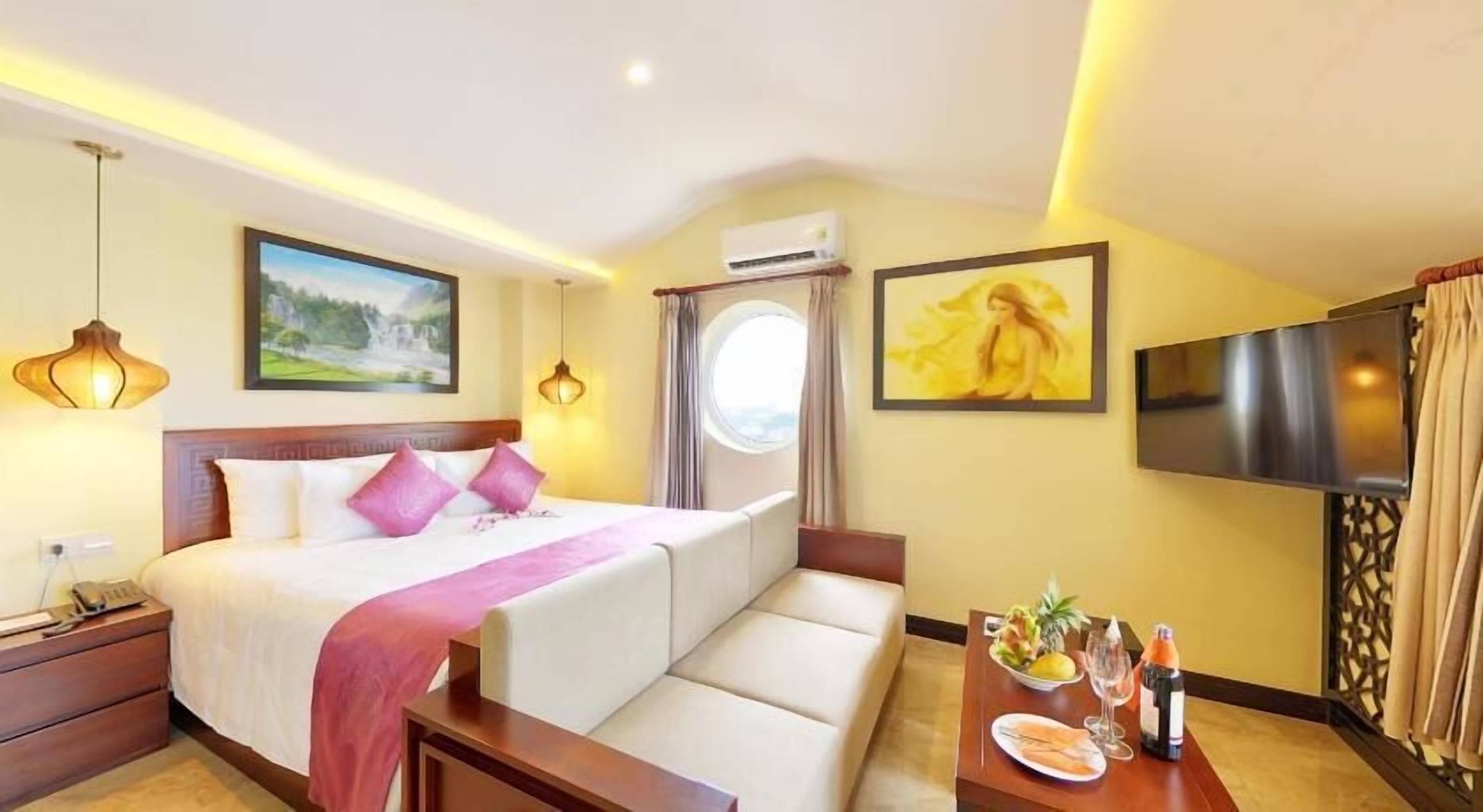 Minibar, pengeskab på værelset, skrivebord, mørklægningsgardiner