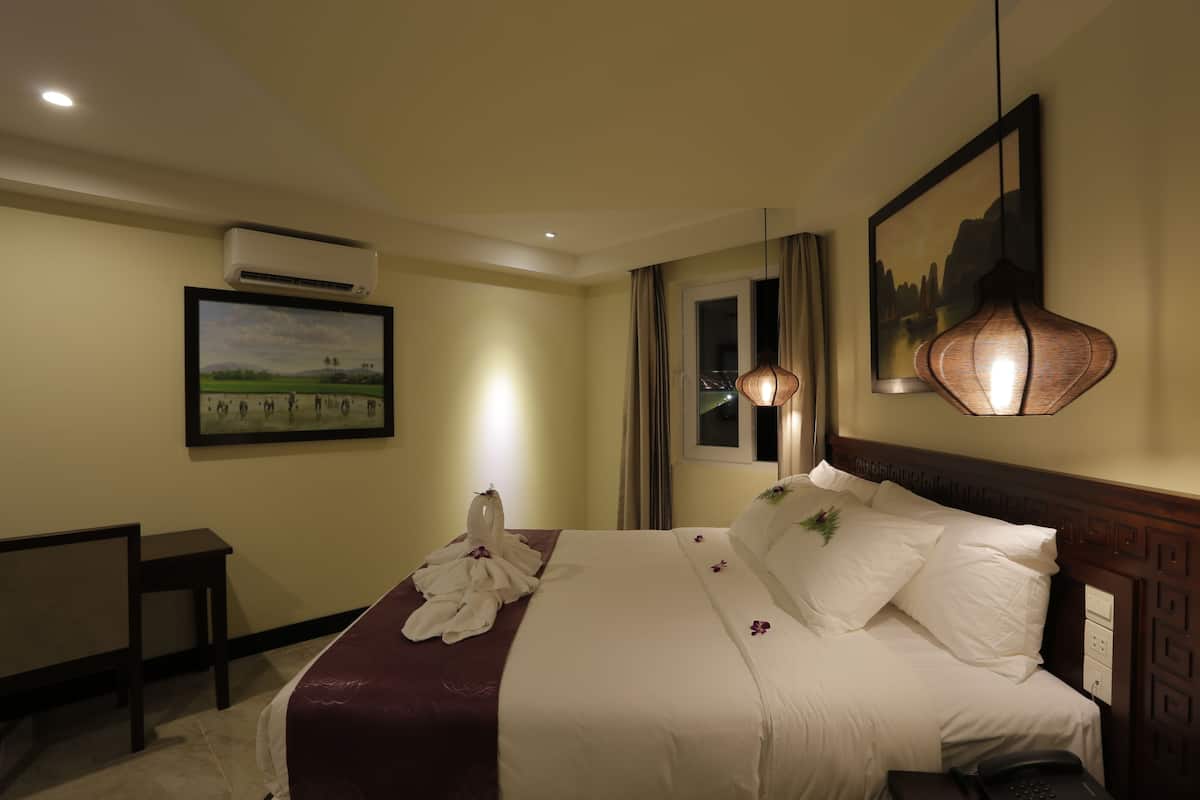 Deluxe Double or Twin Room, Pool View | Minibar, in-room safe, desk, blackout curtains