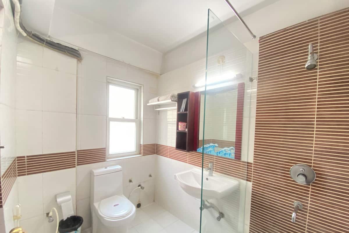 Ein Badezimmer mit Toilette, Waschbecken und Dusche.