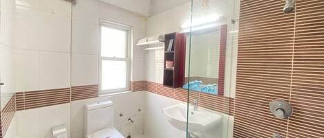 Quarto casal standard, 2 camas de solteiro, para não fumantes | Banheiro | Chuveiro, produtos de toalete grátis, toalhas de banho