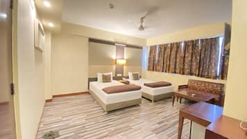 Modern Double Room | In-room safe, desk, soundproofing, free WiFi