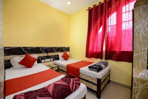 Kamar Twin Deluks, 1 Tempat Tidur Double, Boleh Merokok, pemandangan kota | Kamar mandi | Shower, perlengkapan mandi gratis, pengering rambut, dan handuk