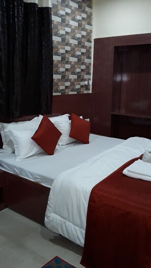 Deluxe Twin Room, 1 Double Bed, Smoking, City View | Bathroom | Shower, free toiletries, hair dryer, towels