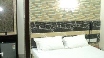 Deluxe Twin Room, 1 Double Bed, Smoking, City View | Minibar, in-room safe, rollaway beds, free WiFi