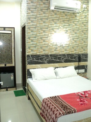 Deluxe Twin Room, 1 Double Bed, Smoking, City View | Minibar, in-room safe, rollaway beds, free WiFi