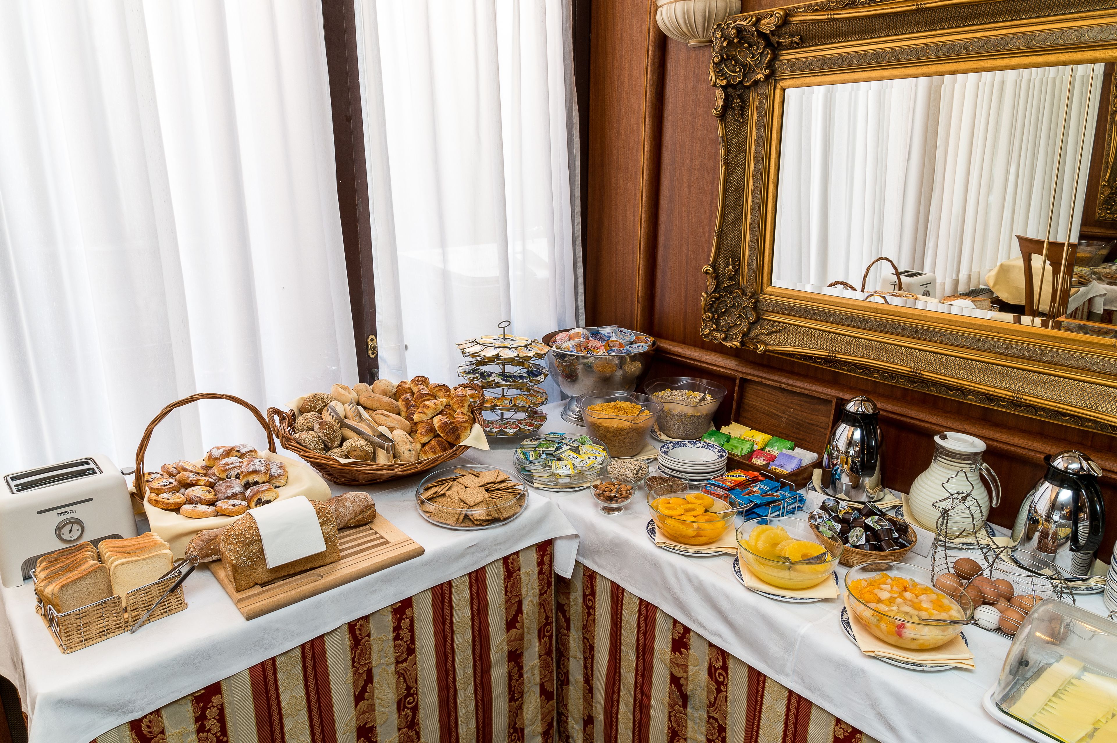Petit déjeuner buffet (26 CHF par personne)