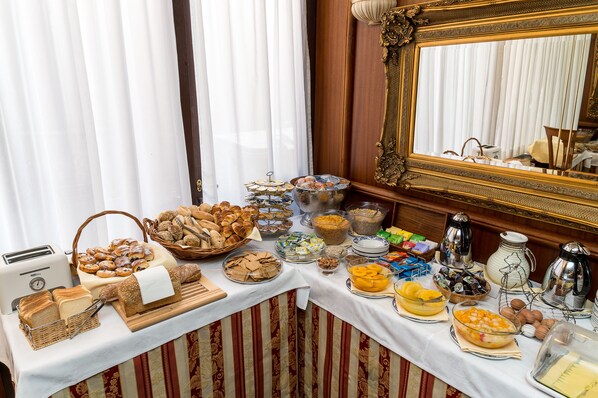 Desayuno buffet (CHF 26 por persona) 