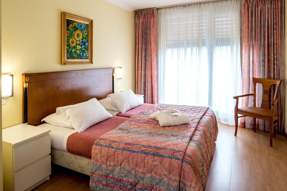 Minibar, Zimmersafe, Schreibtisch, BĂŒgeleisen/BĂŒgelbrett