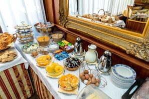 Daily buffet breakfast for a fee - Hotel Churchill (Geneva)