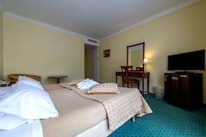 Minibar, in-room safe, desk, iron/ironing board