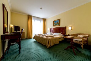 Minibar, in-room safe, desk, iron/ironing board (on request) - Hotel Churchill (Geneva)