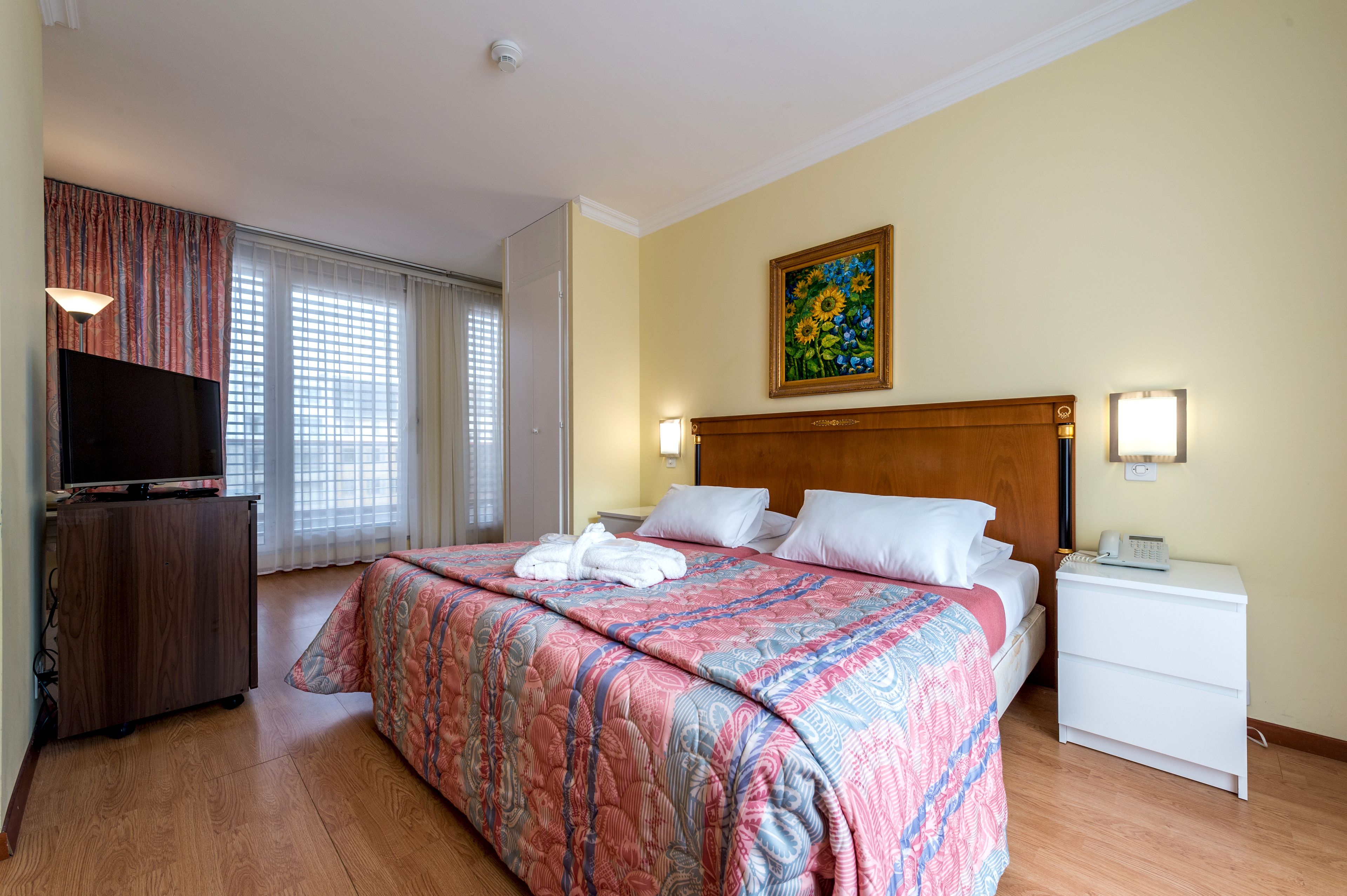 Minibar, coffres-forts dans les chambres, bureau