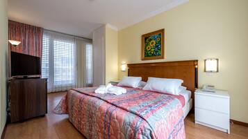 Minibar, coffres-forts dans les chambres, bureau