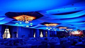 Un salón de banquetes con asientos escalonados y candelabros.