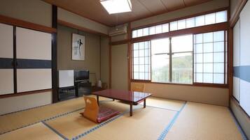 Chambre Tradition (Family Room Shared Bathroom) | Coin séjour