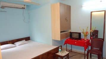 Premium bedding, desk, free WiFi