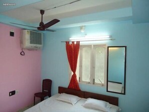 Biancheria da letto di alta qualità, una scrivania, Wi-Fi gratuito