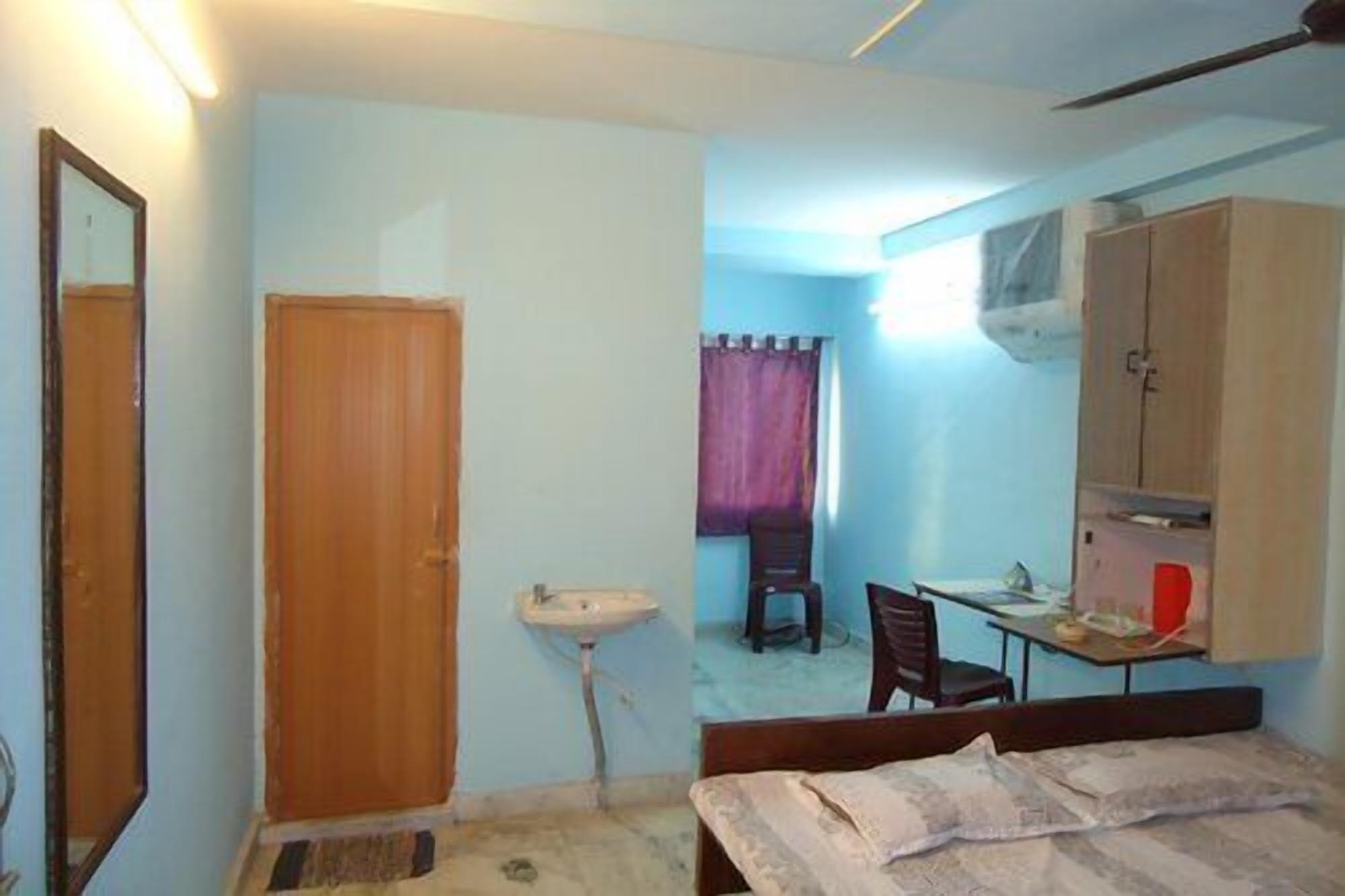 Premium bedding, desk, free WiFi