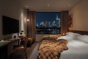 Kamer, 2 tweepersoonsbedden, uitzicht op stad (101) | Een kluis op de kamer, een bureau, verduisterende gordijnen