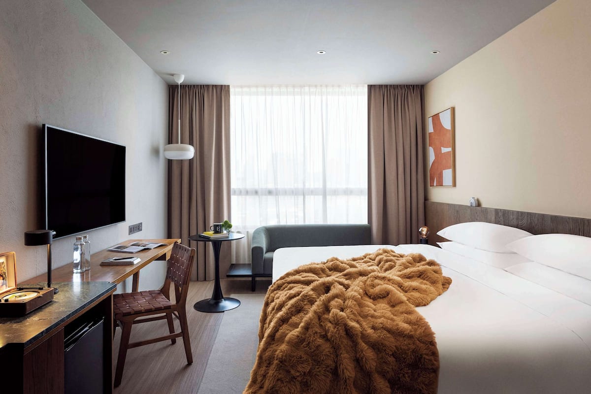 Basic Room, 1 King Bed | 1 bedroom, in-room safe, desk, blackout drapes