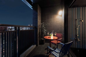 Deluxe Room, 1 King Bed, Balcony | Terrace/patio