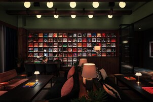 Serveert diner en happy hour