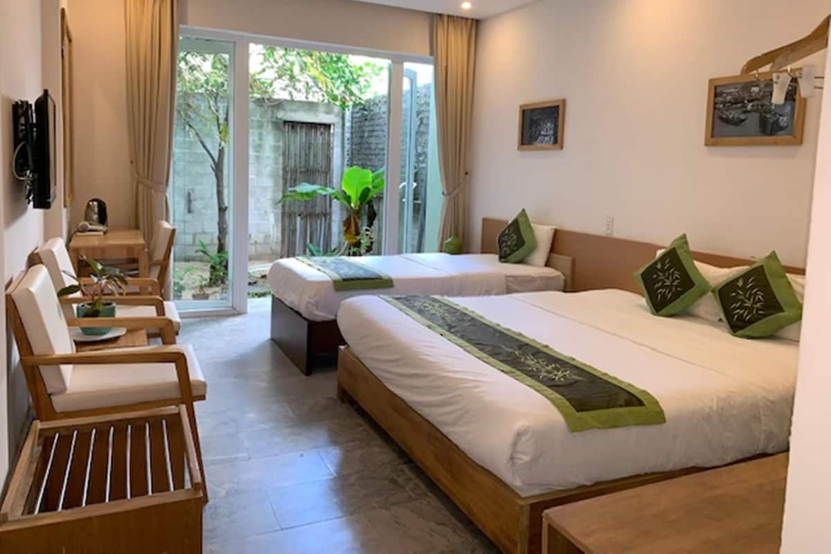 Seprai premium, bantalan ekstra lembut, minibar, dan meja kerja
