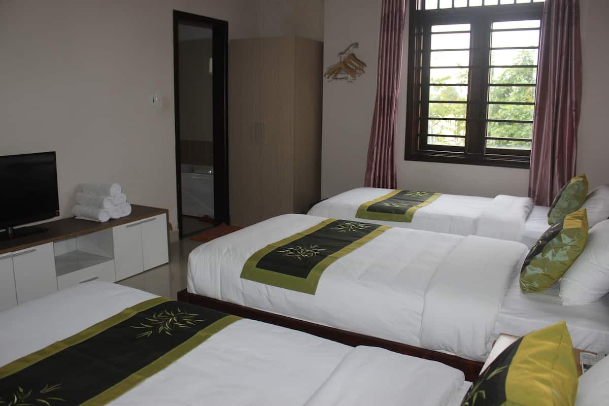 Seprai premium, bantalan ekstra lembut, minibar, dan meja kerja