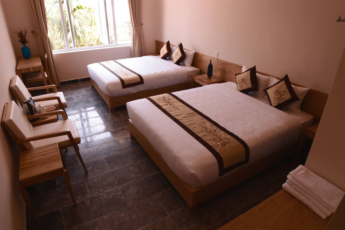 Seprai premium, bantalan ekstra lembut, minibar, dan meja kerja