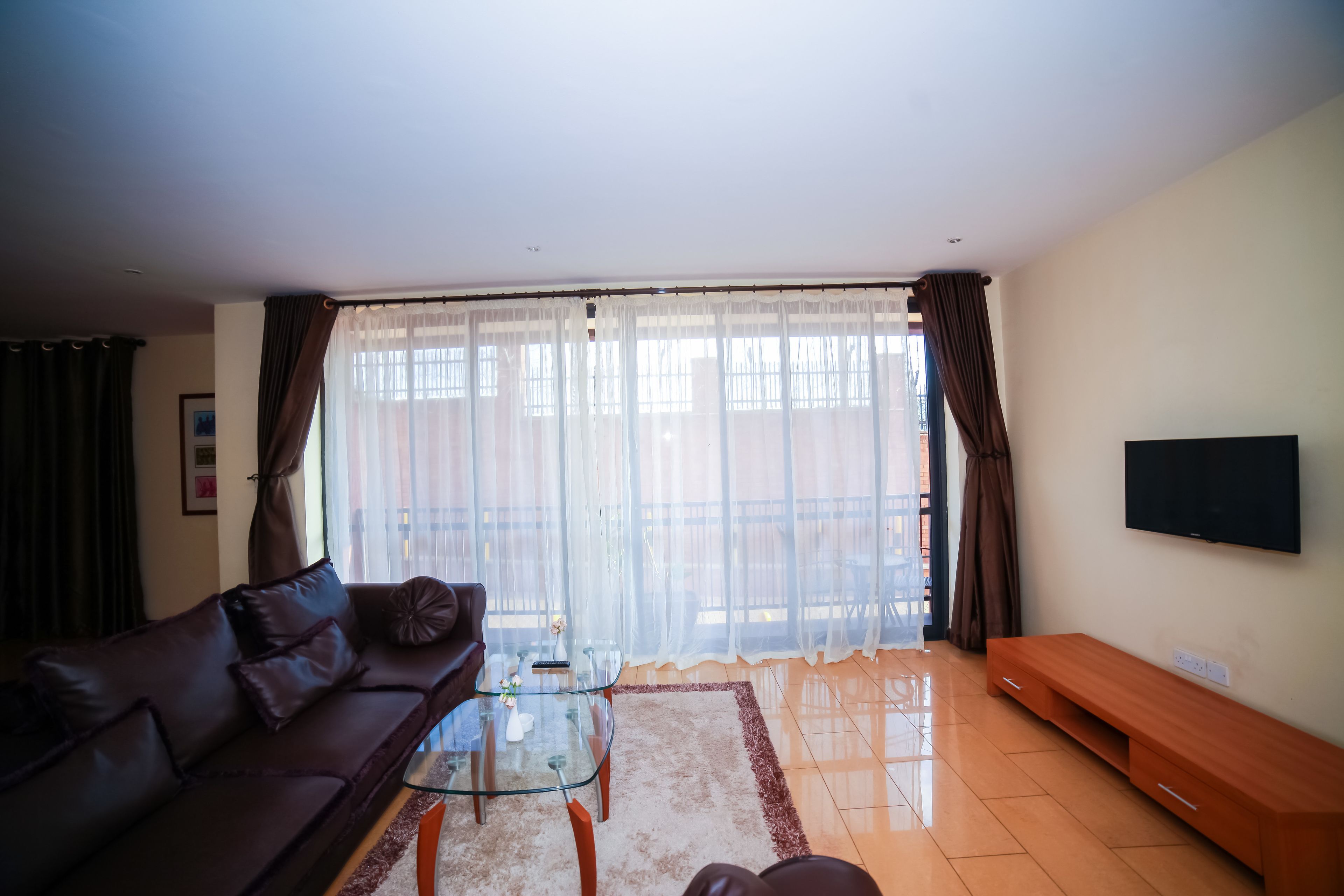 Una sala de estar con sofá, mesa de centro y televisor.