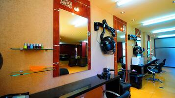 Sauna, dampbad, hot stone-massage, deep tissue-massage, svensk massage