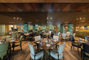 5 restaurantes; se sirve desayuno, almuerzo y cena; cocina local