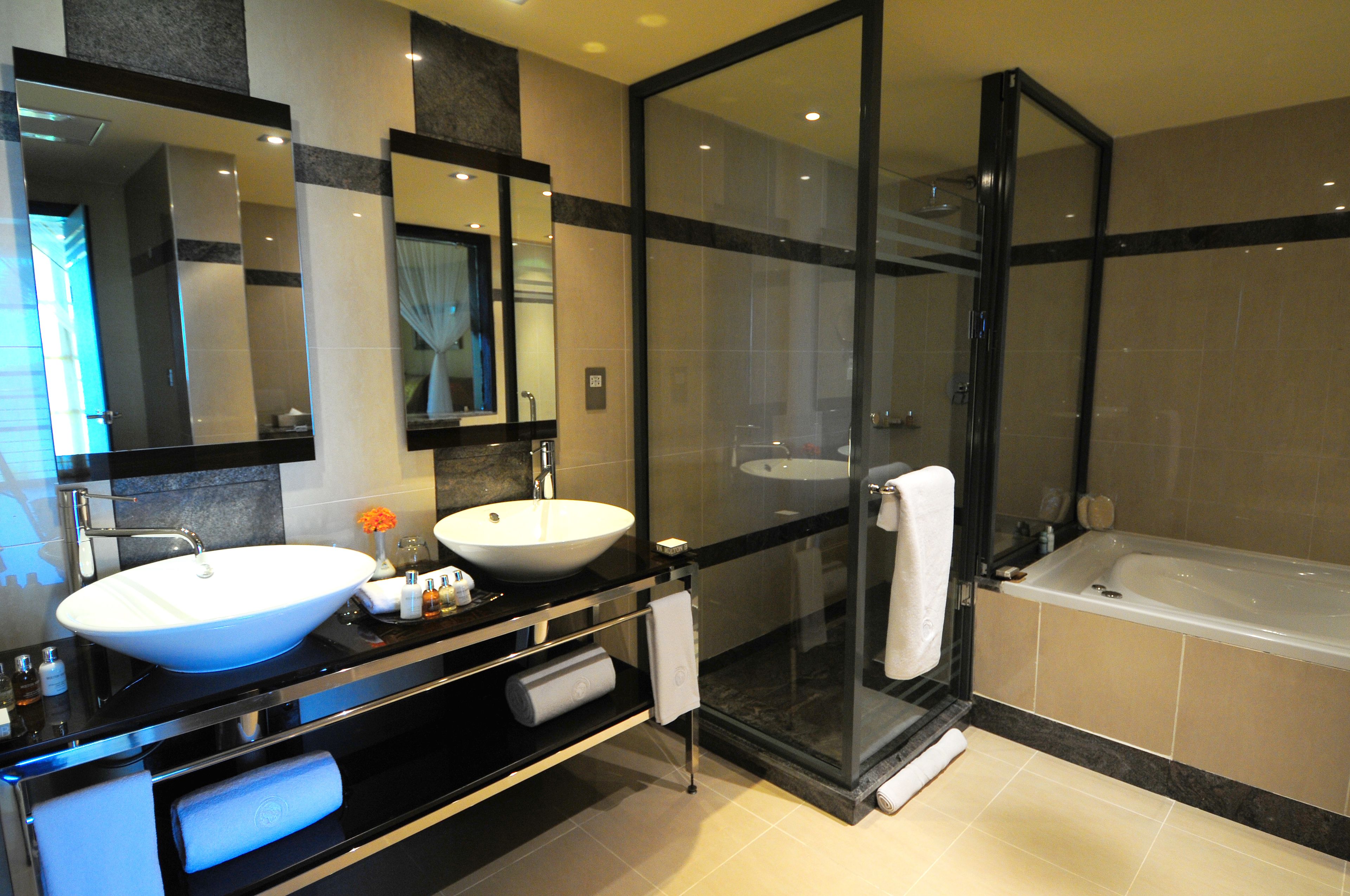 executive suite, garden view | bathroom | free toiletries, hair dryer, bathrobes, slippers