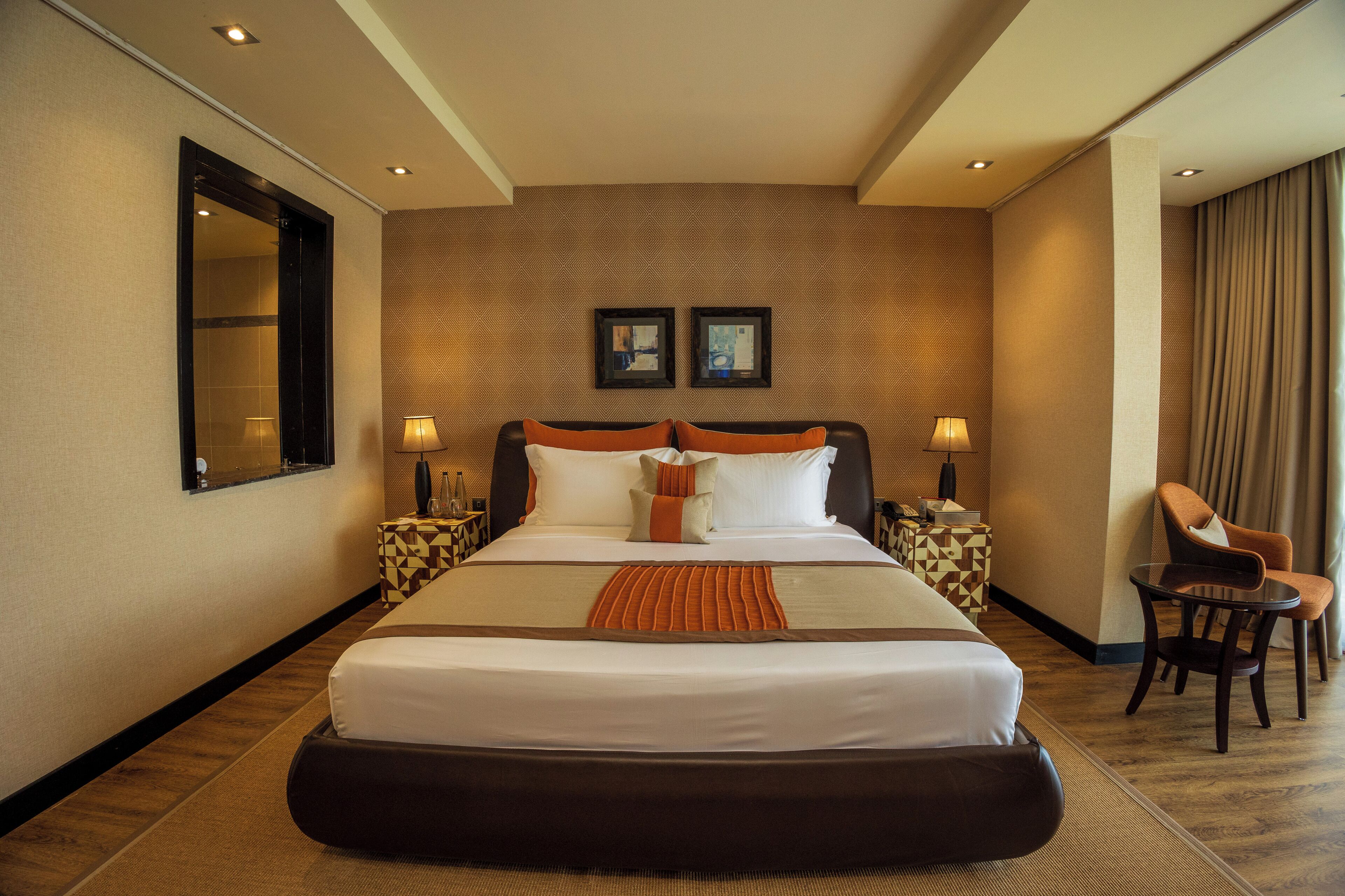 executive suite, garden view | premium bedding, in-room safe, desk, laptop workspace