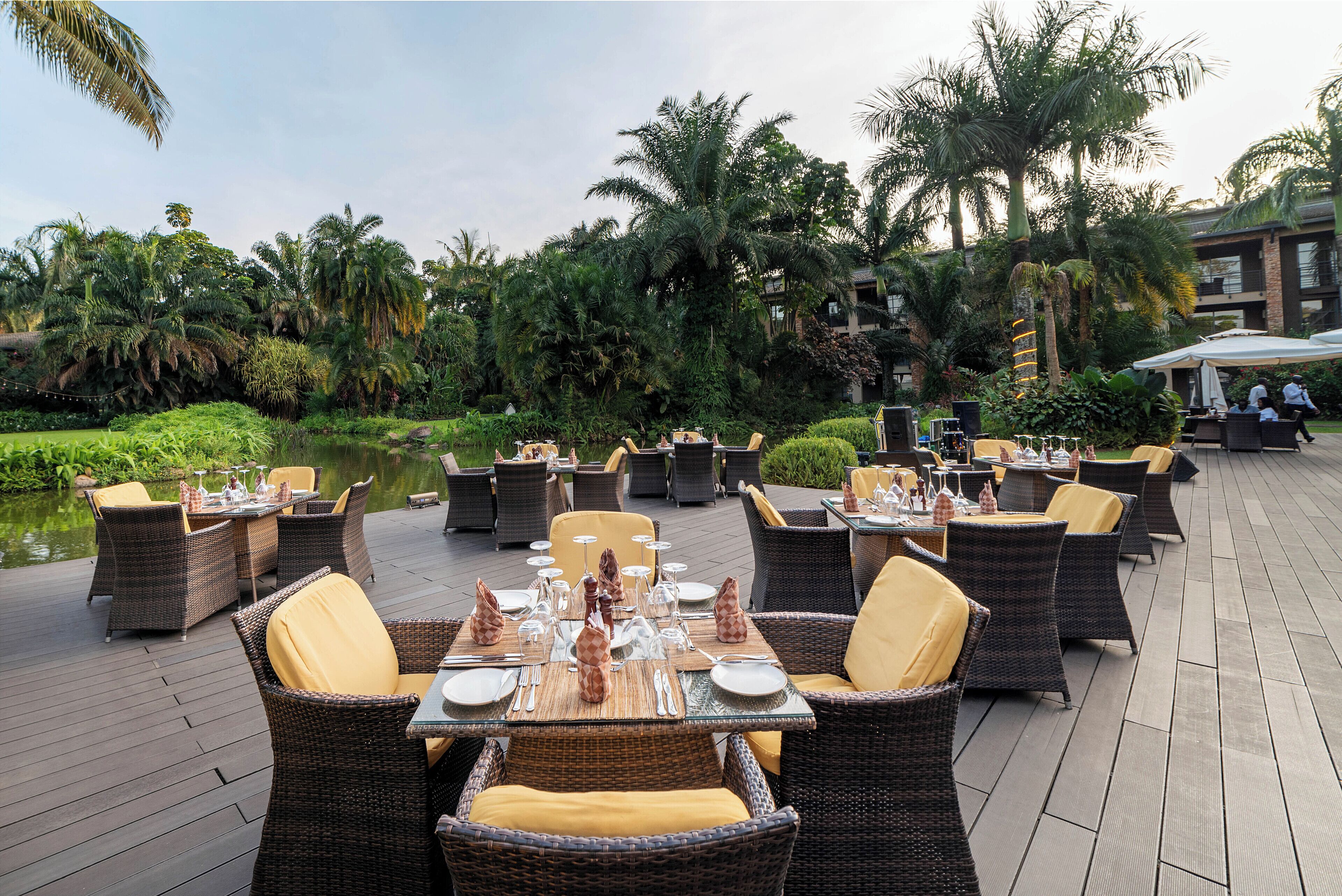 5 restaurants, breakfast, lunch, dinner served; local cuisine