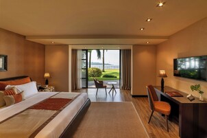 Ropa de cama de alta calidad y caja de seguridad en la habitación 