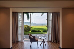 Suite presidencial, 2 habitaciones, vista al lago | Área de sala de estar | Televisión LCD y películas con cargo 