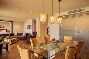 Suite presidencial, 2 habitaciones, vista al lago | Área de sala de estar | Televisión LCD y películas con cargo 