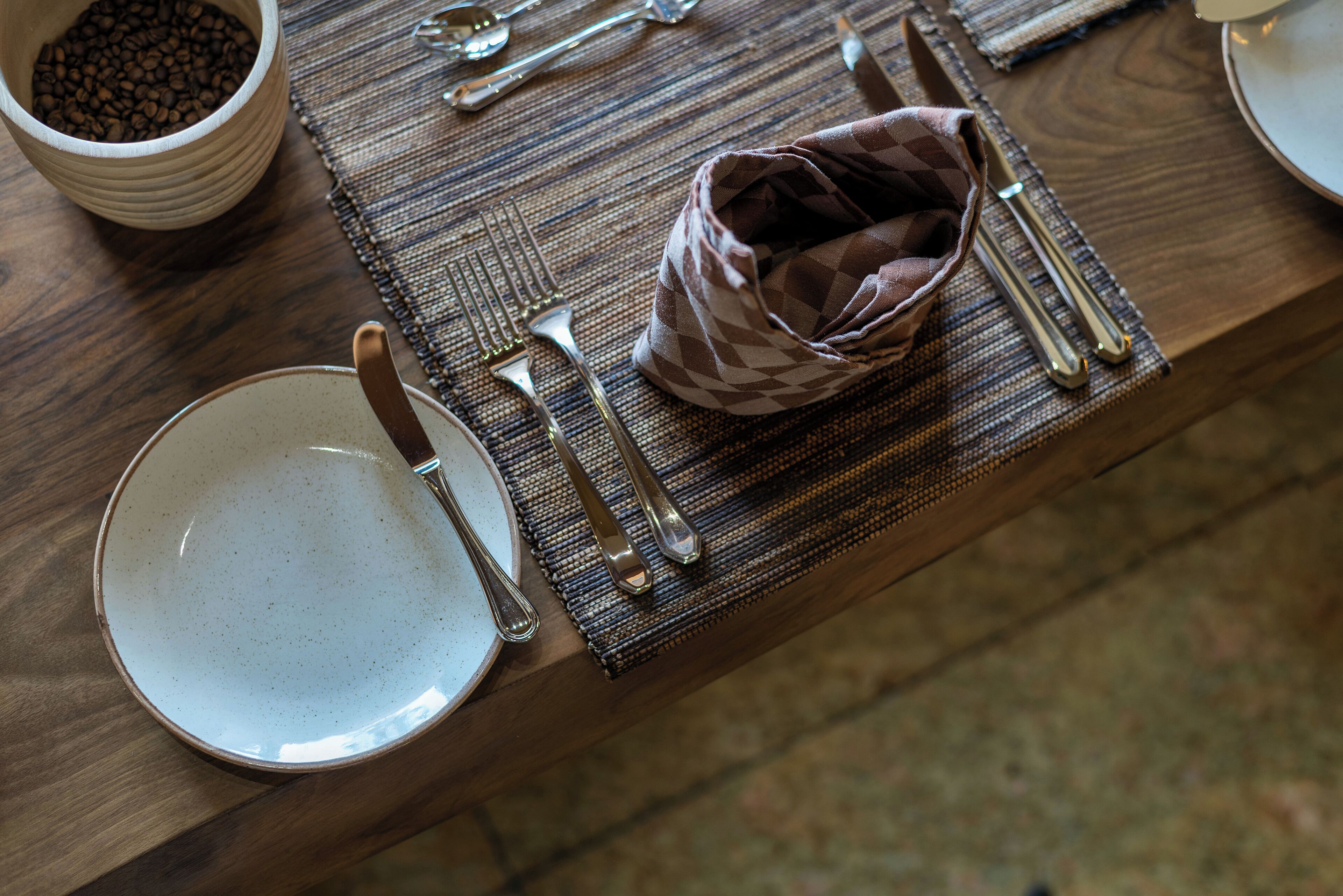 5 restaurants, breakfast, lunch, dinner served; local cuisine