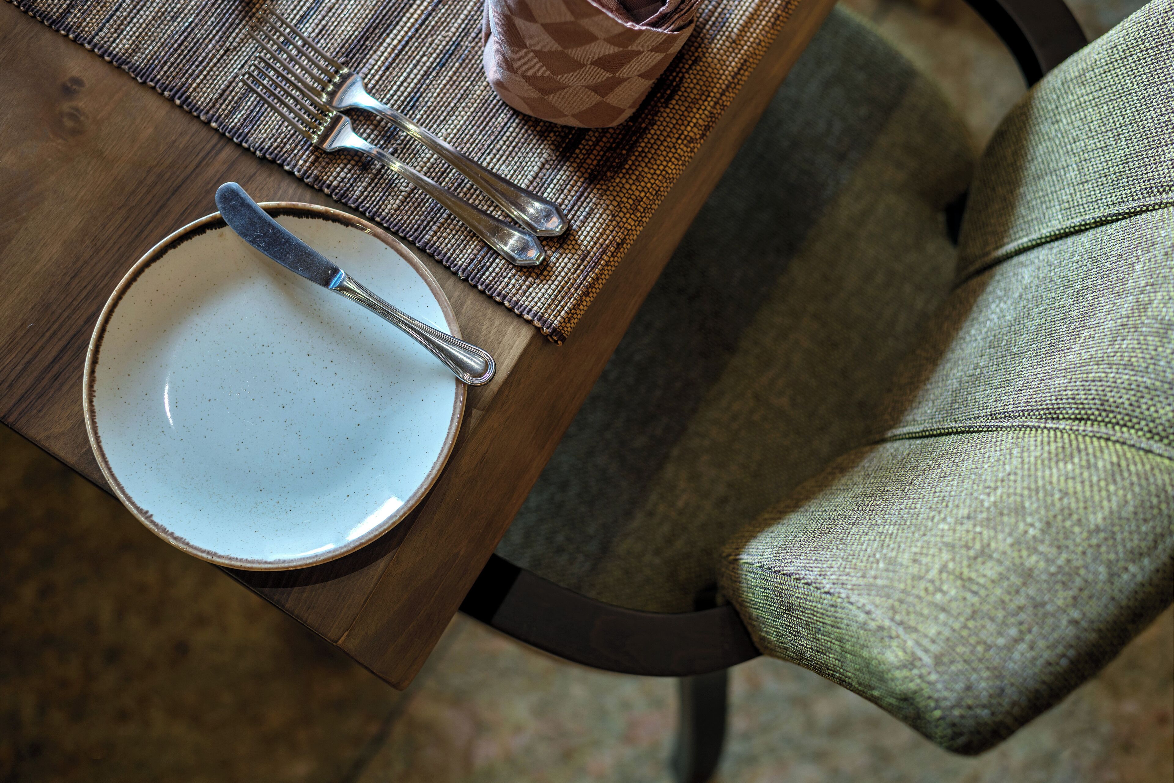 5 restaurants, breakfast, lunch, dinner served; local cuisine