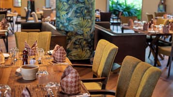5 restaurantes; se sirven desayunos, almuerzos y cenas