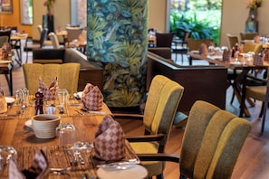 5 restaurants servant le petit déjeuner, le déjeuner et le dîner