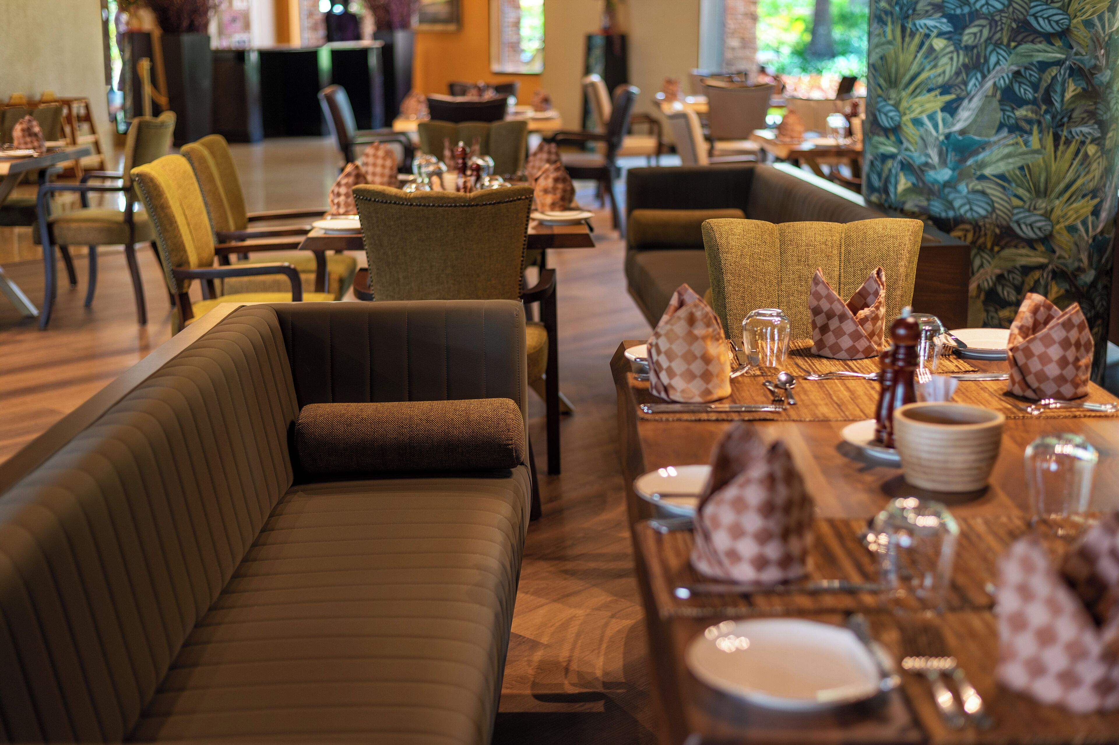 5 restaurants, breakfast, lunch, dinner served; local cuisine