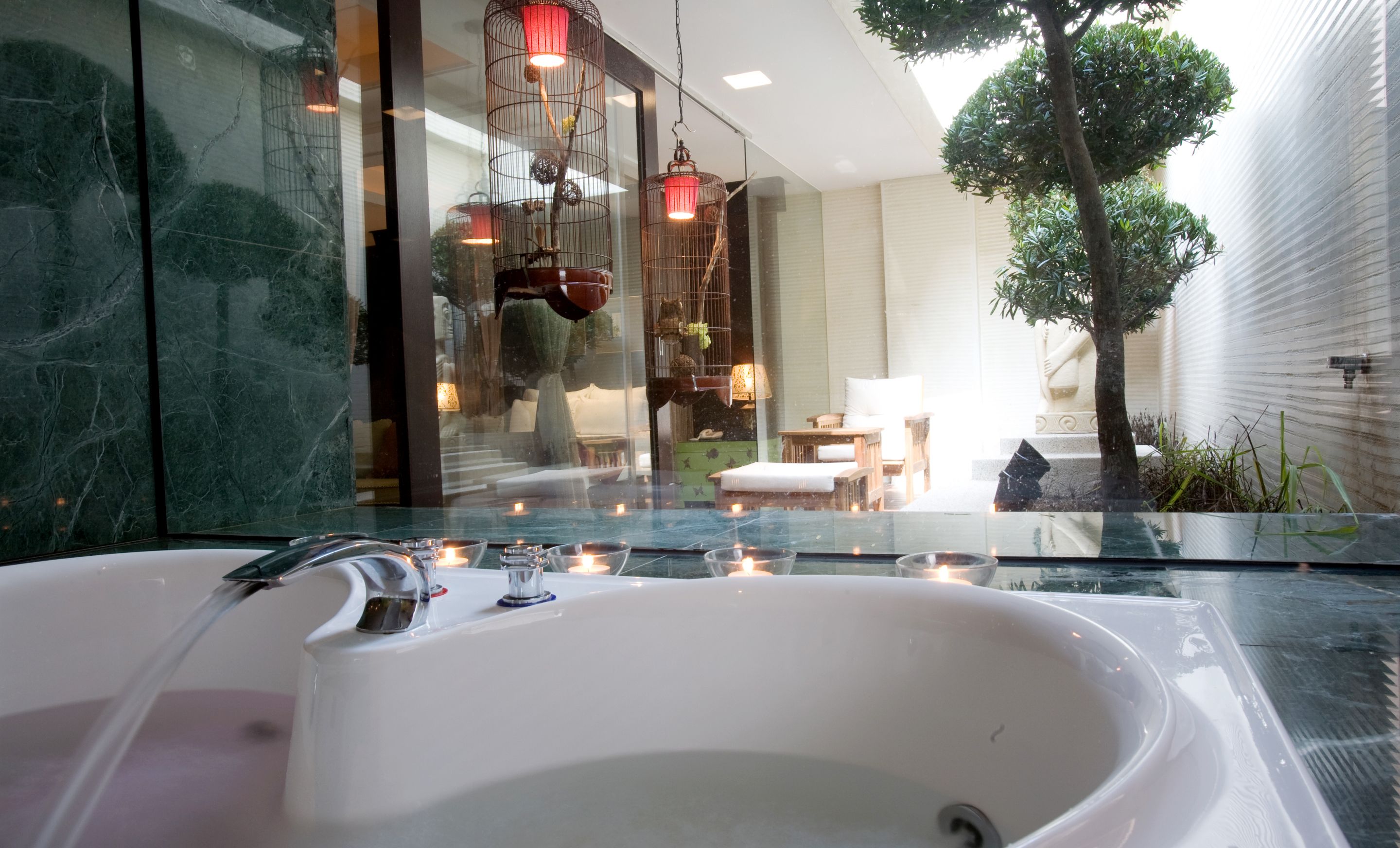 deluxe / elegance suite (daily check out is required) | jetted bathtub