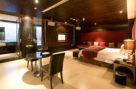 Minibar con artículos gratuitos y cortinas blackout