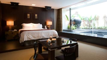 Suite (Daily check out is required) | Minibar con artículos gratuitos y cortinas opacas