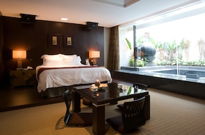 Suite (Daily check out is required) | Kostenlose Minibar, Verdunkelungsvorhänge, schallisolierte Zimmer